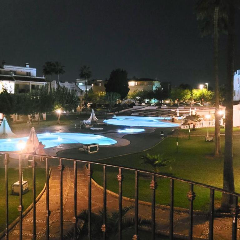 Espacio luminoso, enorme terraza, piscinas y playa - Apartment mit 1 Schlafzimmer - 3