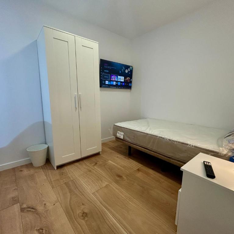 Long Stay Room 10 min walk to city center - One-Bedroom Apartment - 12