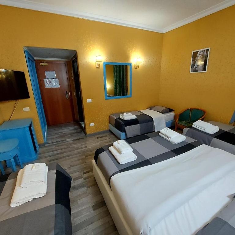 Hotel Oscar Suite - Camera Familiare con Bagno Privato - 1