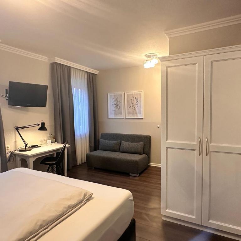 Hotel Villa Solln - free parking - Standard Zimmer mit 1 Doppelbett und Sofa - 7