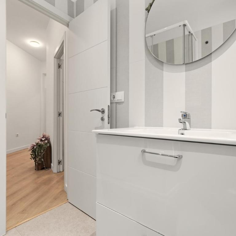 Cream Lavapiés II by Hogar4 - Two-Bedroom Apartment - 12