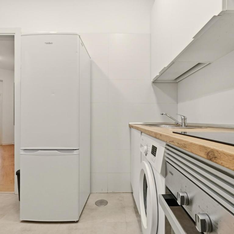 Cream Lavapiés II by Hogar4 - Two-Bedroom Apartment - 23