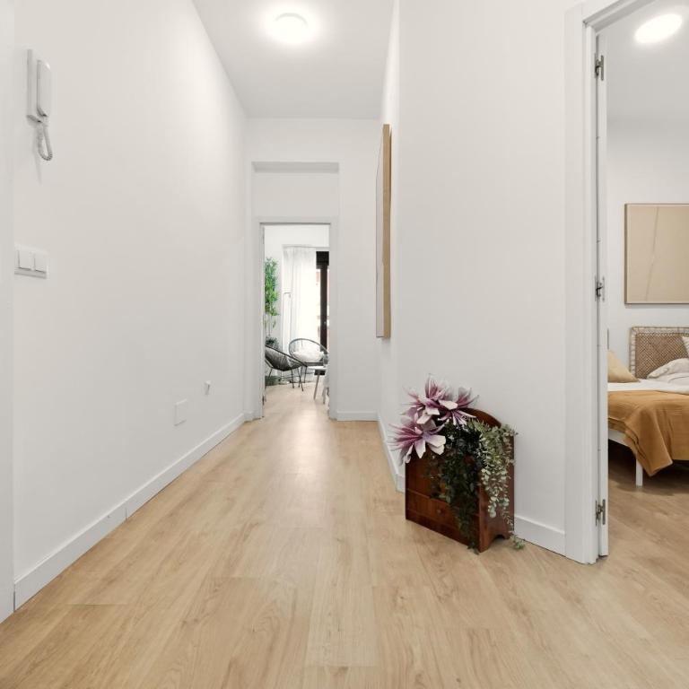 Cream Lavapiés II by Hogar4 - Two-Bedroom Apartment - 11