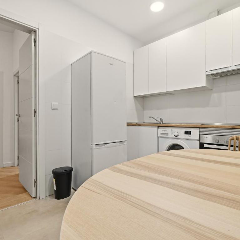 Cream Lavapiés II by Hogar4 - Two-Bedroom Apartment - 22