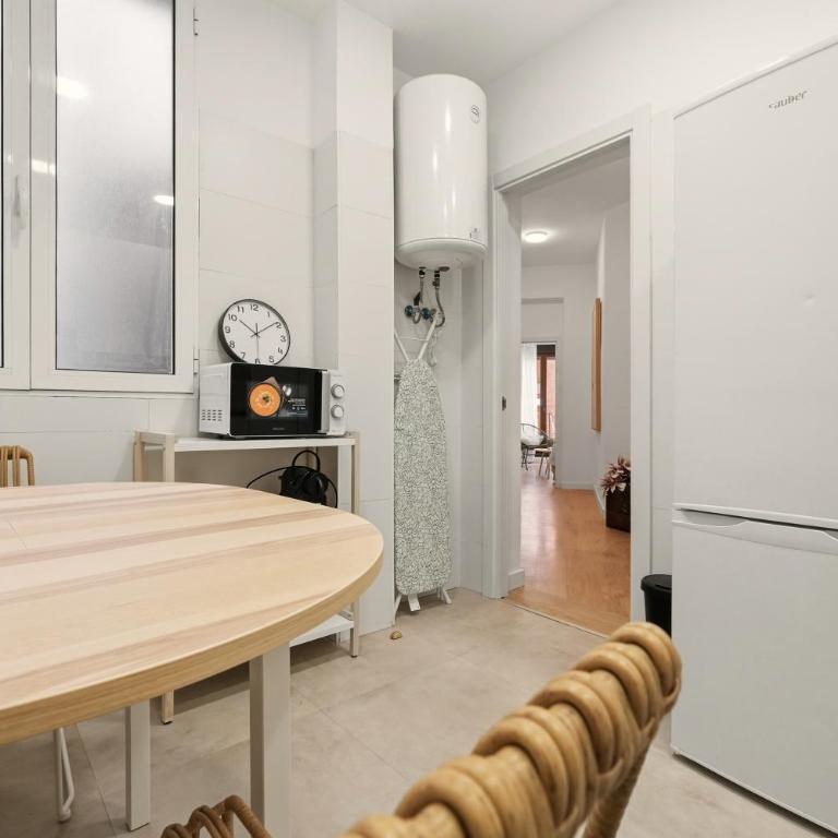 Cream Lavapiés II by Hogar4 - Two-Bedroom Apartment - 21