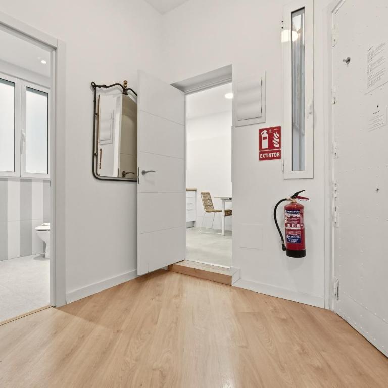 Cream Lavapiés II by Hogar4 - Two-Bedroom Apartment - 15