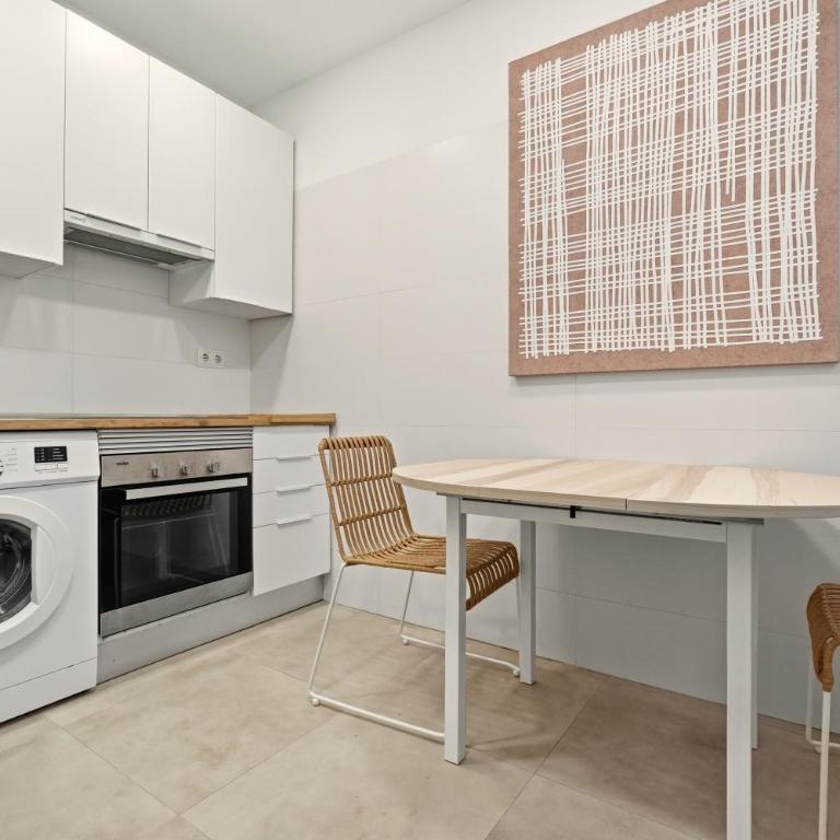 Cream Lavapiés II by Hogar4 - Two-Bedroom Apartment - 24