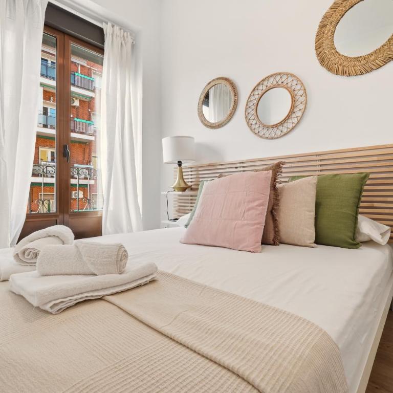 Cream Lavapiés II by Hogar4 - Two-Bedroom Apartment - 16