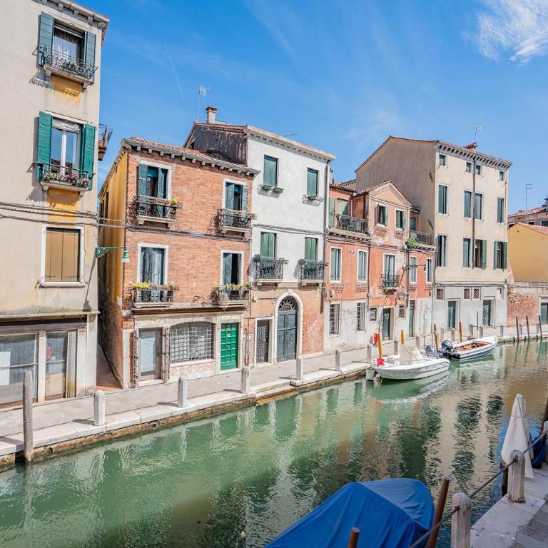 Canaletto Apartment with Canal View in Dorsoduro - Two-Bedroom Apartment with Water View - 1