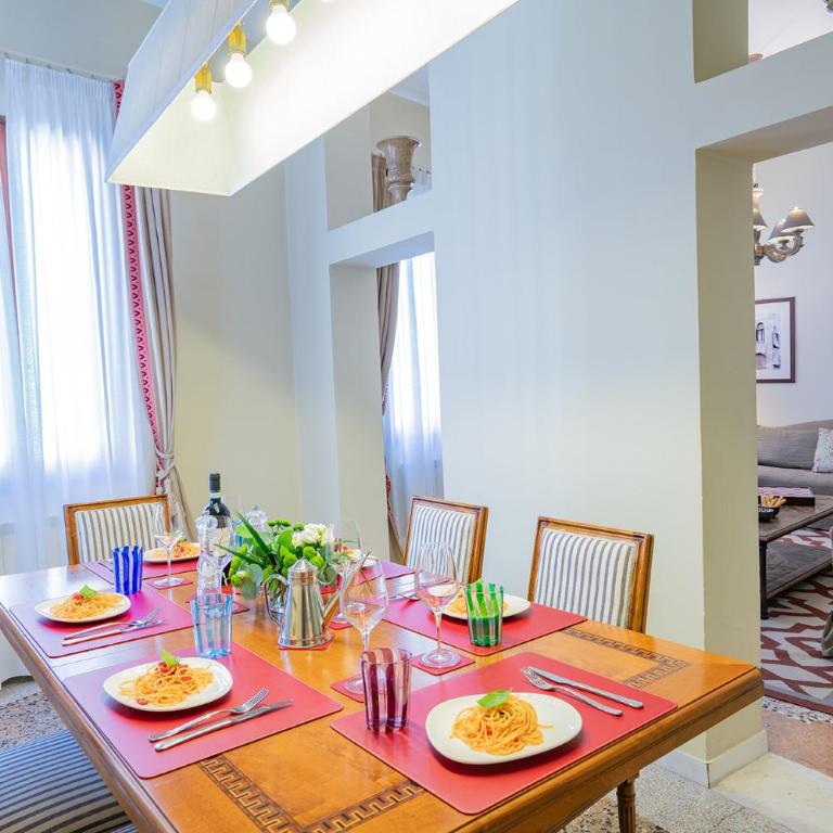 Canaletto Apartment with Canal View in Dorsoduro - Two-Bedroom Apartment with Water View - 12