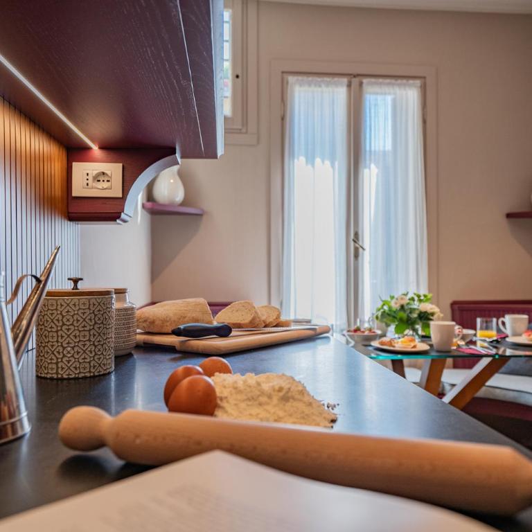 Canaletto Apartment with Canal View in Dorsoduro - Two-Bedroom Apartment with Water View - 15