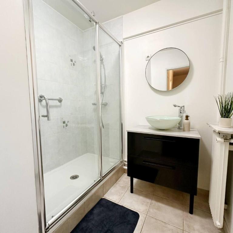 Charming Parisian Apartment in the Heart of the 20th Arrondissement - Appartement - 12