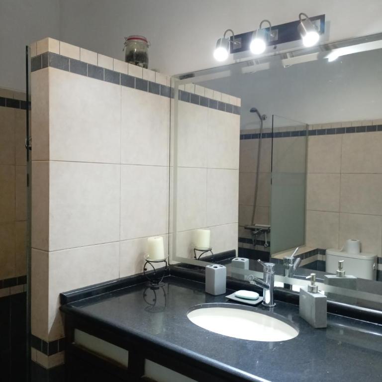 La Pinta Càlida casa en Malvìn con cochera - One-Bedroom House - 14