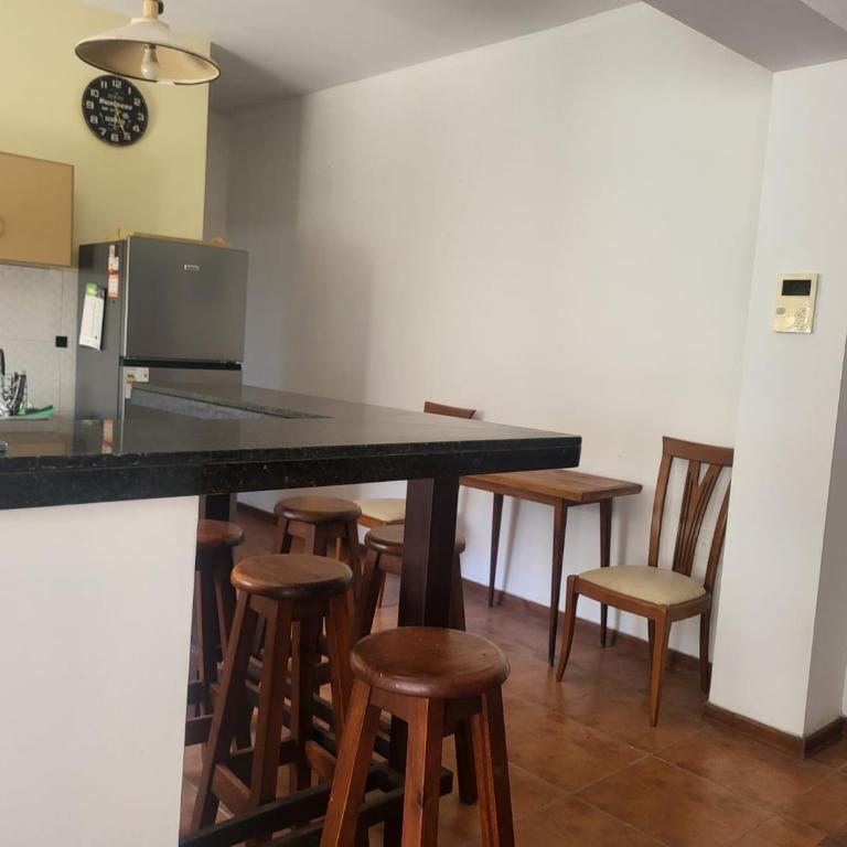 La Pinta Càlida casa en Malvìn con cochera - One-Bedroom House - 21
