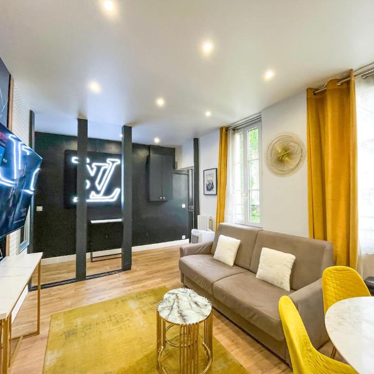 UrbanFlat 158 - Cosy Apartment in the center of Paris - Apartment - 3
