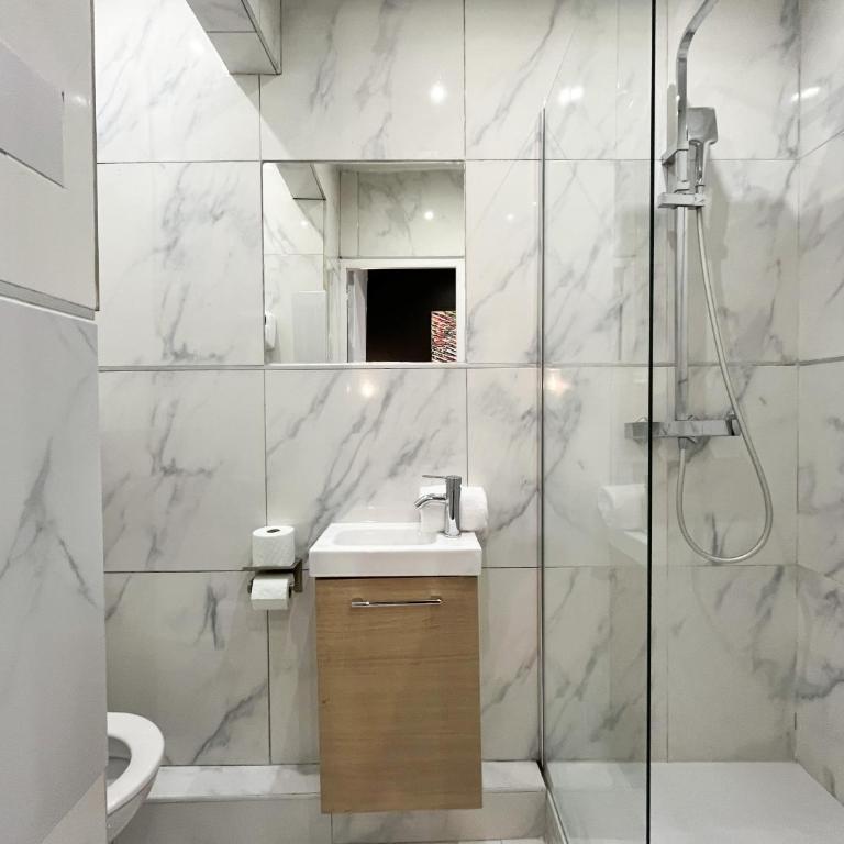 UrbanFlat 158 - Cosy Apartment in the center of Paris - Apartment - 10