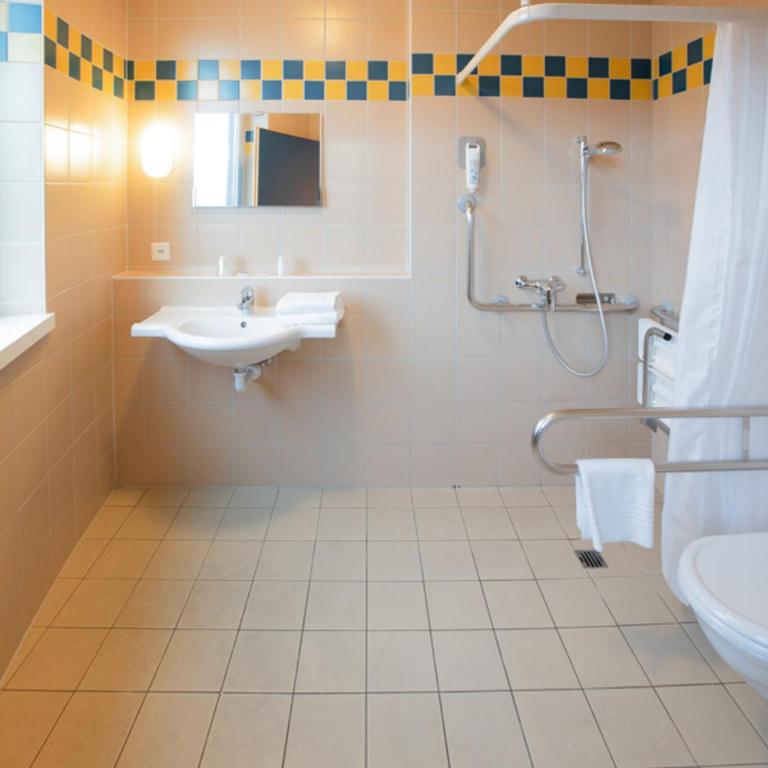 ibis budget Genève Aéroport - Chambre avec 1 Lit Double et 1 Lit Simple - Accessible aux Personnes à Mobilité Réduite - 3