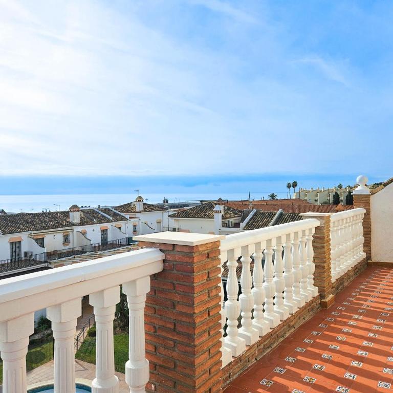 Penthouse Apt, La Cala de Mijas Close to the Beach - Three-Bedroom Apartment with Balcony - 7