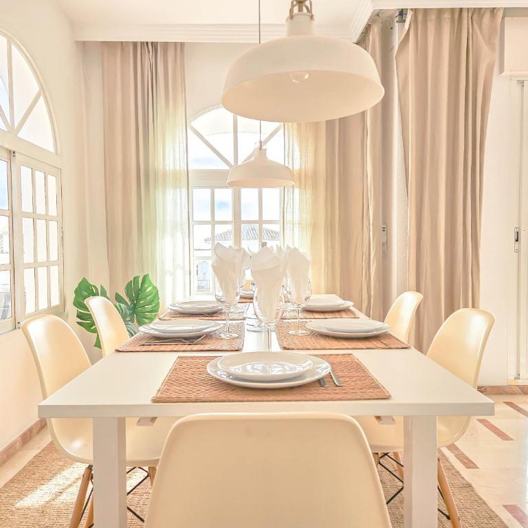 Penthouse Apt, La Cala de Mijas Close to the Beach - Three-Bedroom Apartment with Balcony - 10