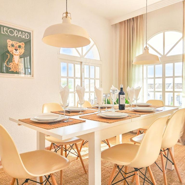 Penthouse Apt, La Cala de Mijas Close to the Beach - Three-Bedroom Apartment with Balcony - 11