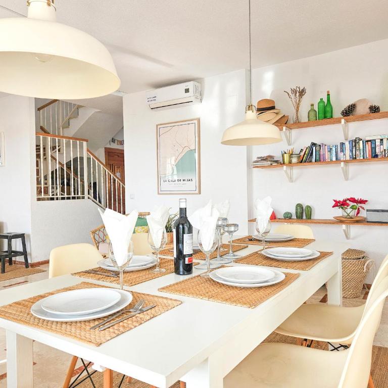 Penthouse Apt, La Cala de Mijas Close to the Beach - Three-Bedroom Apartment with Balcony - 12