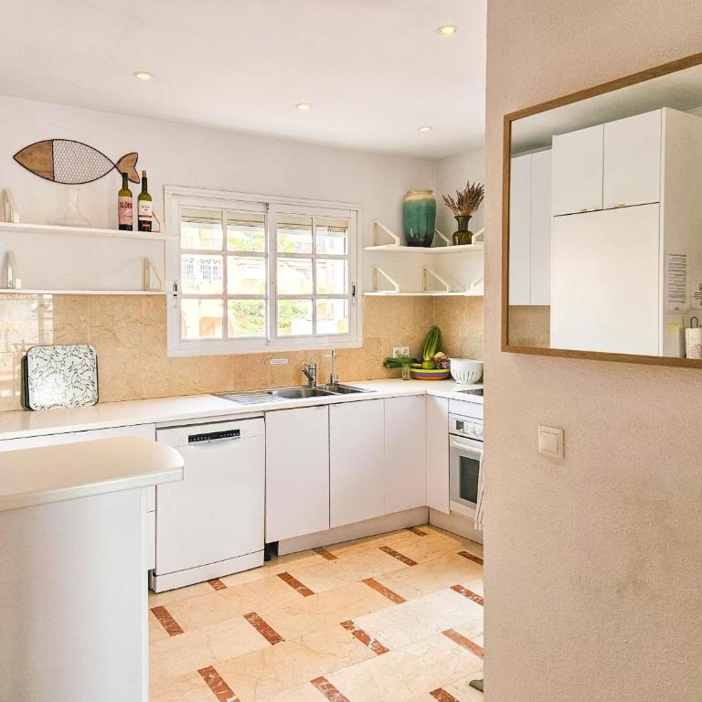 Penthouse Apt, La Cala de Mijas Close to the Beach - Three-Bedroom Apartment with Balcony - 15
