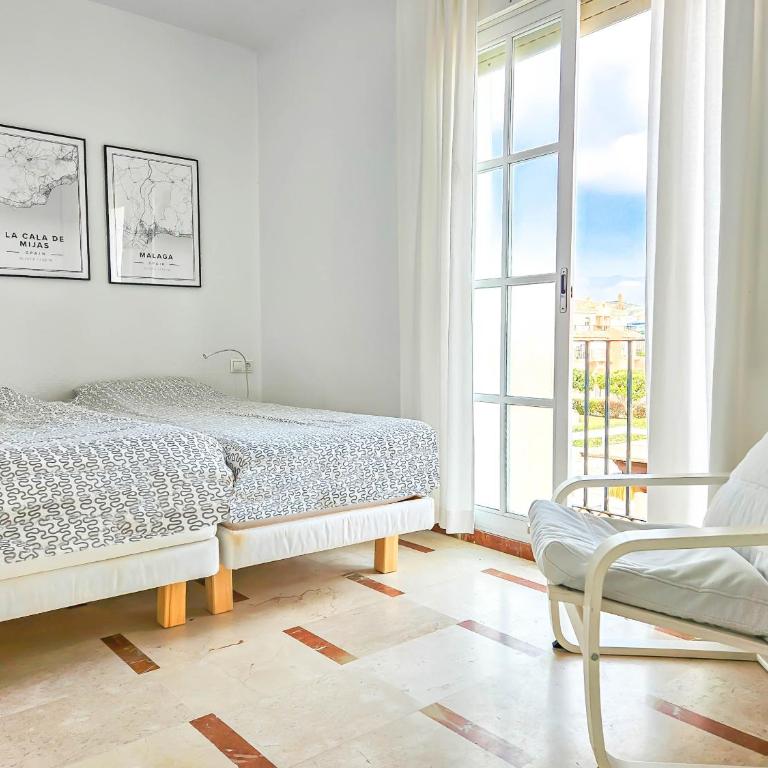 Penthouse Apt, La Cala de Mijas Close to the Beach - Three-Bedroom Apartment with Balcony - 28