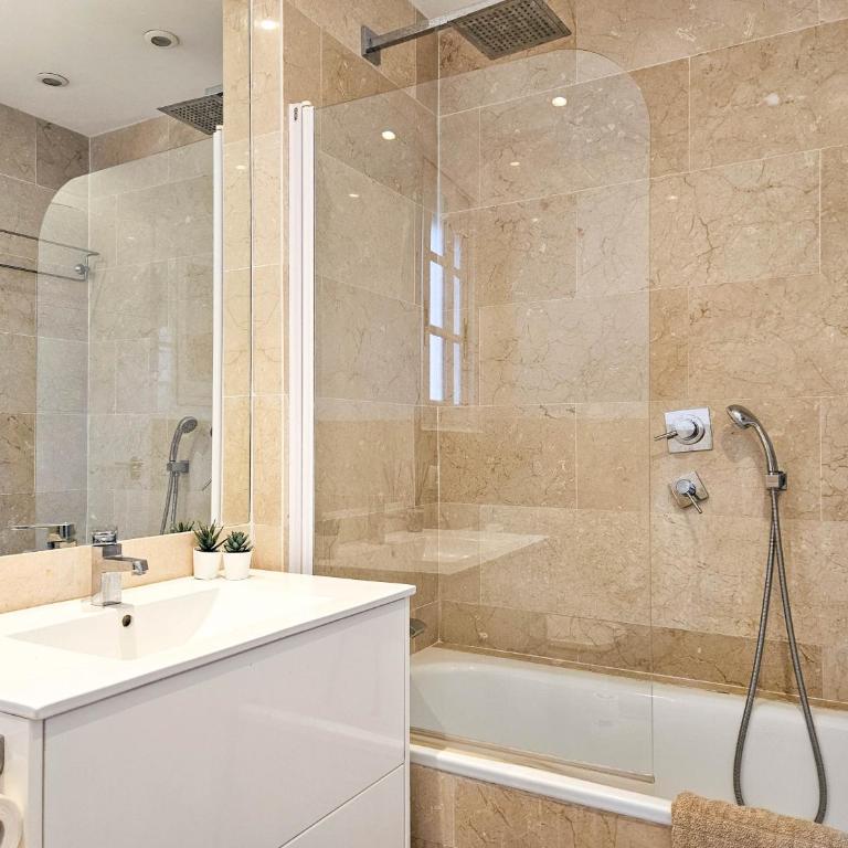 Penthouse Apt, La Cala de Mijas Close to the Beach - Three-Bedroom Apartment with Balcony - 30