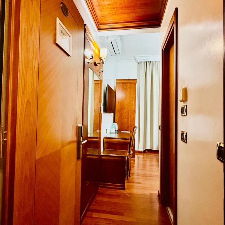 Hotel Oscar Suite - Camera Deluxe Matrimoniale/Doppia con Letti Singoli - 9