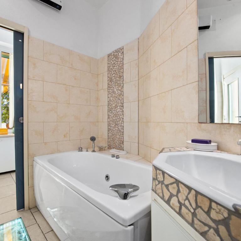 Élégant 4 pièces à deux pas de la rue piétonne - Three-Bedroom Apartment - 20