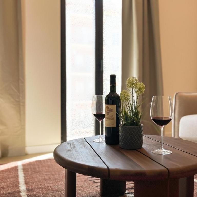 Lux Apartments Park Glories - Three-Bedroom Premium Apartment with Balcony - 7