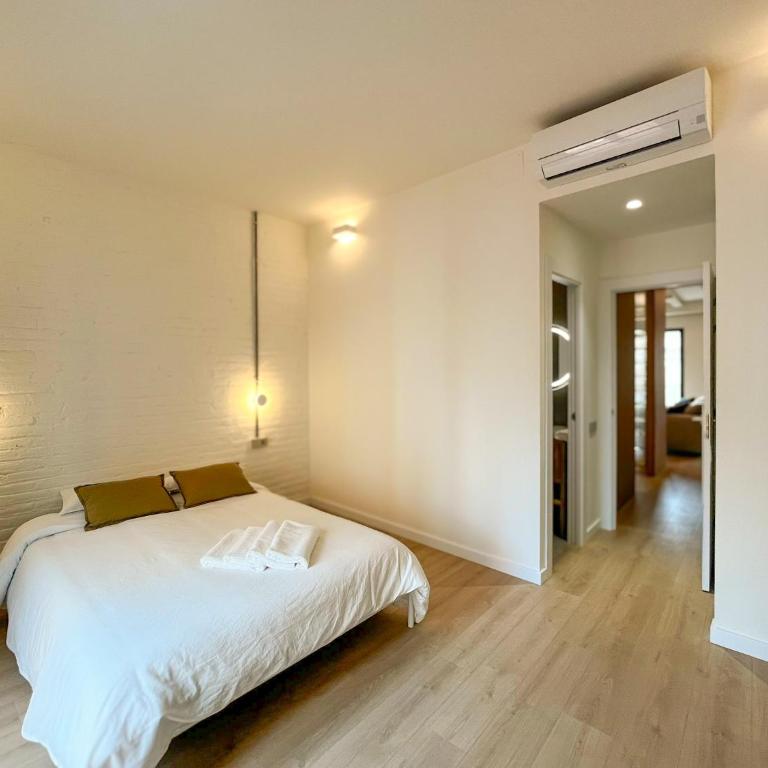Lux Apartments Park Glories - Three-Bedroom Premium Apartment with Balcony - 4