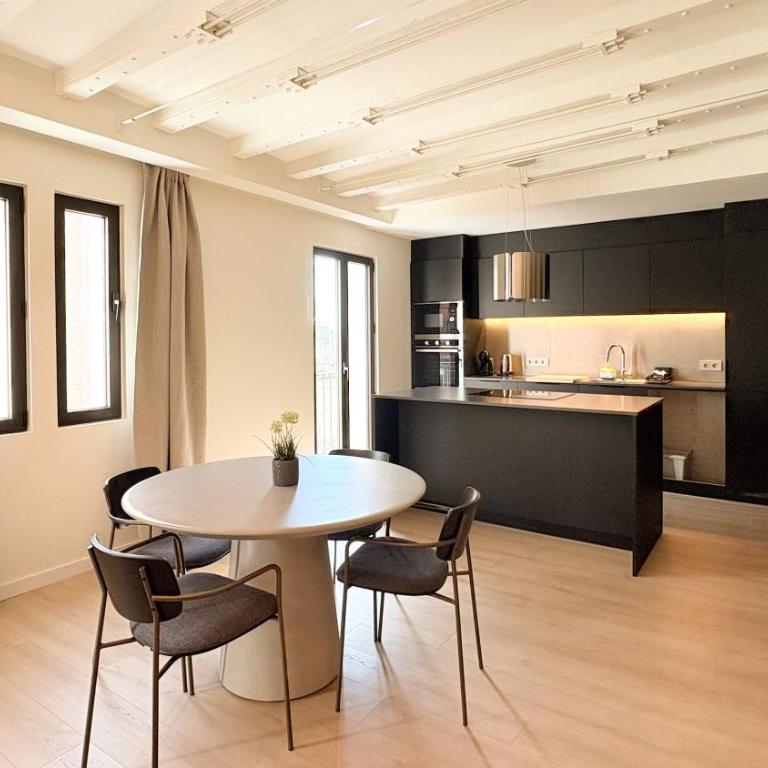 Lux Apartments Park Glories - Three-Bedroom Premium Apartment with Balcony - 2