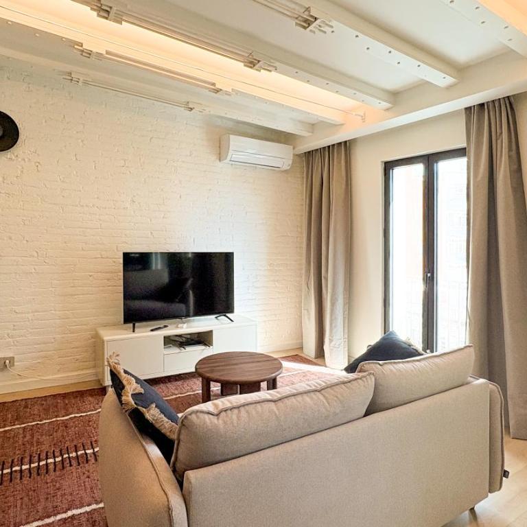 Lux Apartments Park Glories - Three-Bedroom Premium Apartment with Balcony - 11
