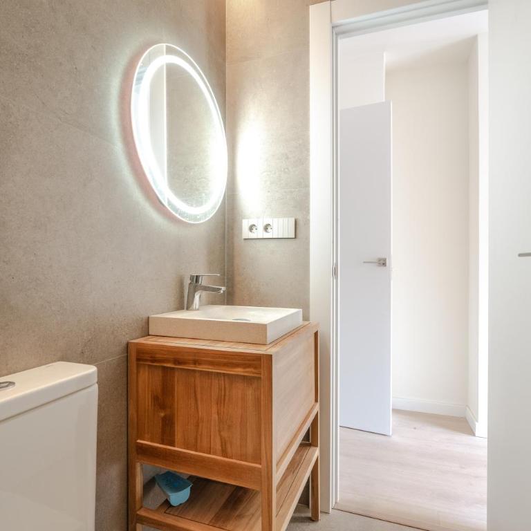 Lux Apartments Park Glories - Three-Bedroom Premium Apartment with Balcony - 16