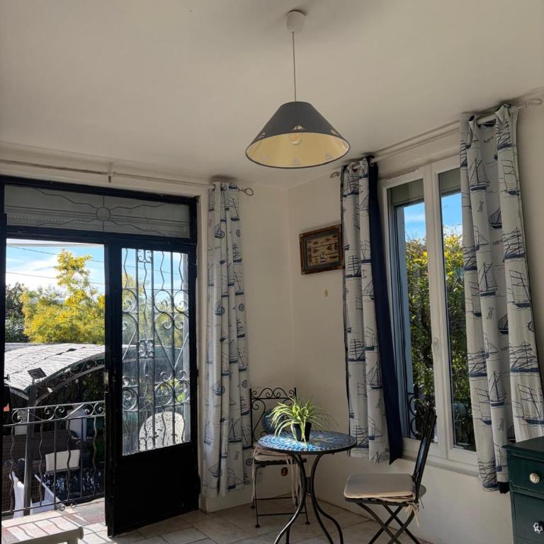 Grand Appt 6P climatisé dans villa avec piscine - 8 kms de Cannes - Studio - Vue sur Piscine - 18