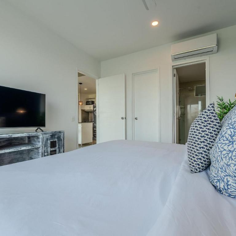 Oceanfront condominium with direct access to the beach. - One-Bedroom Apartment with Lake View - 9
