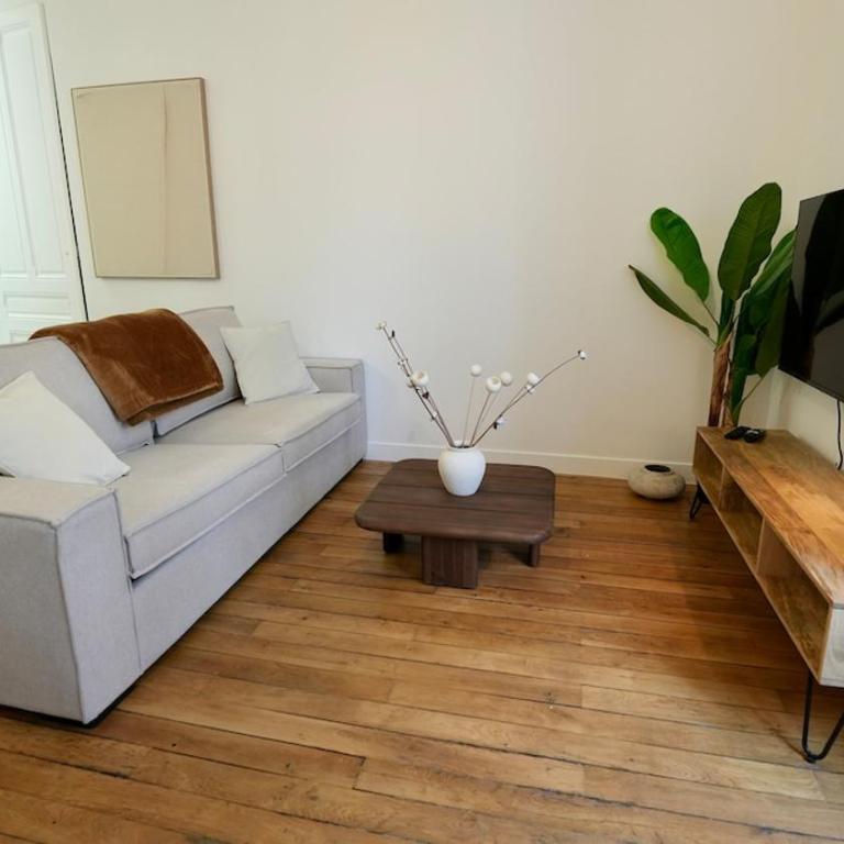 Berthelot Design au pied du tram et proche métro - Appartement 1 Chambre - 13