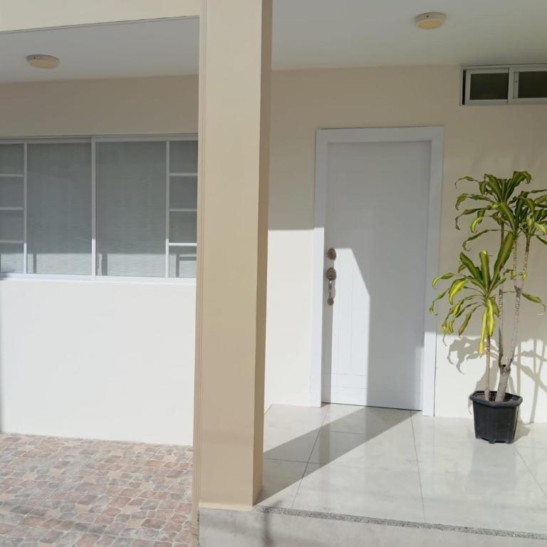 Casa completa con piscina privada en Manta, Ecuador - Three-Bedroom House - 17