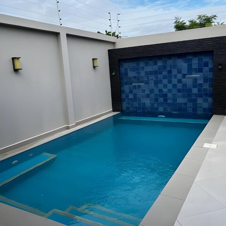 Casa completa con piscina privada en Manta, Ecuador - Three-Bedroom House - 5