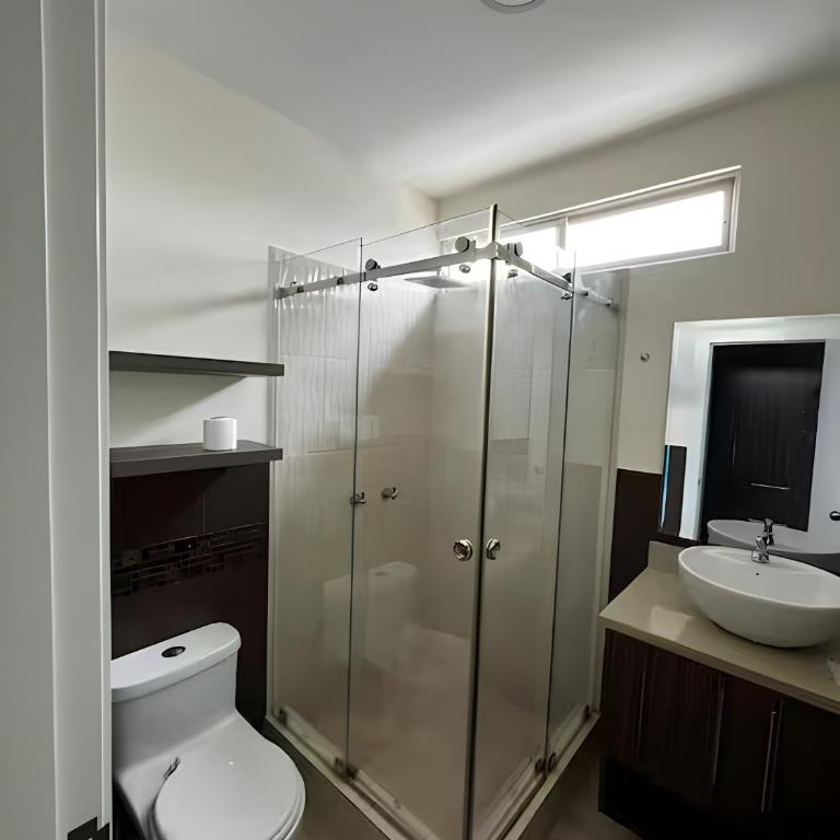 Casa completa con piscina privada en Manta, Ecuador - Three-Bedroom House - 15