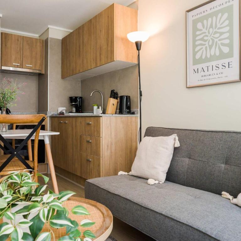 Sleek Santiago Retreat City Views Sleeps 3 - Apartment - 3