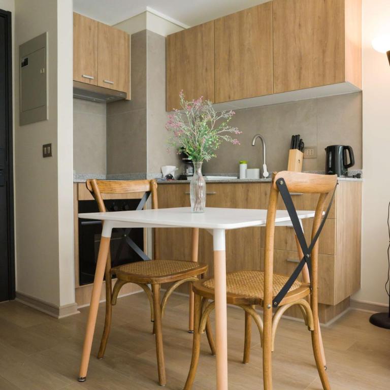 Sleek Santiago Retreat City Views Sleeps 3 - Apartment - 11