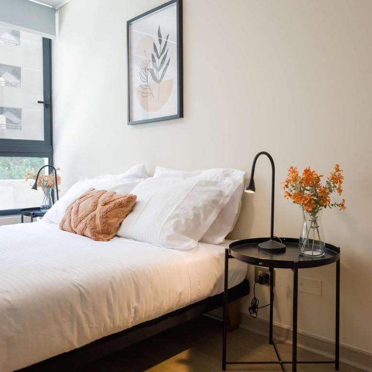 Sleek Santiago Retreat City Views Sleeps 3 - Apartment - 18