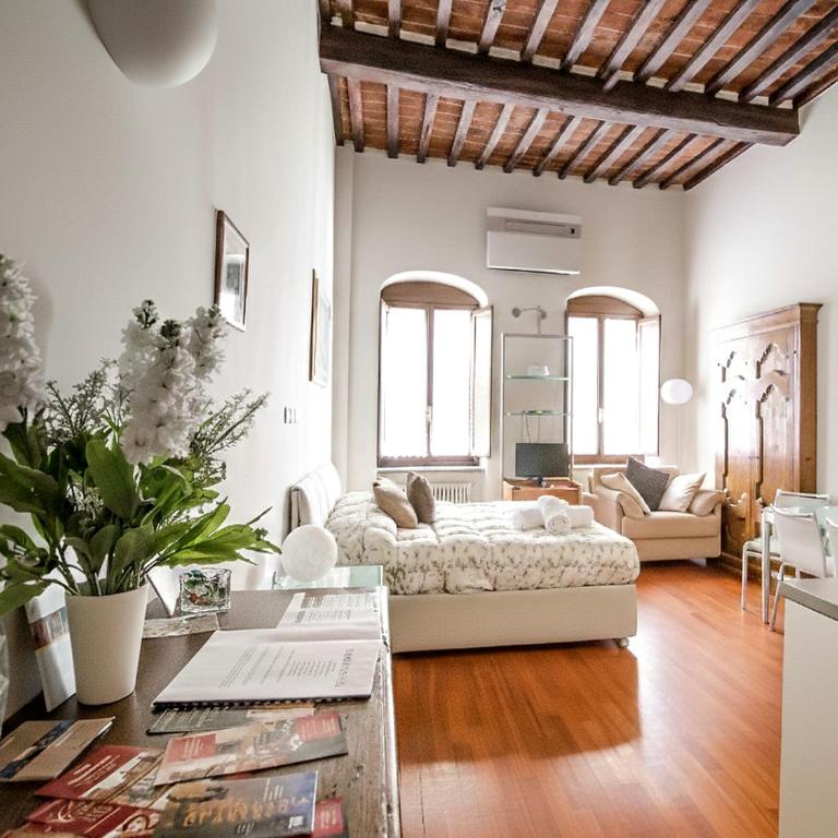 La Corte Del Re Suite & Rooms Arezzo - Junior Suite with City View - 1