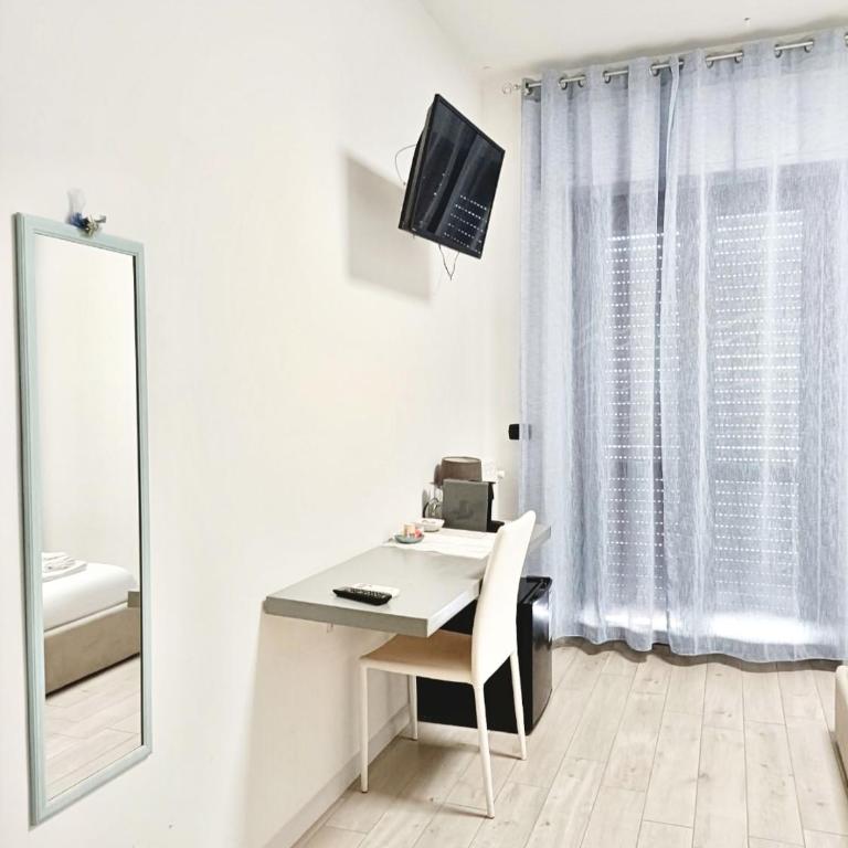 Redroom-house - Camera Matrimoniale con Balcone - 7