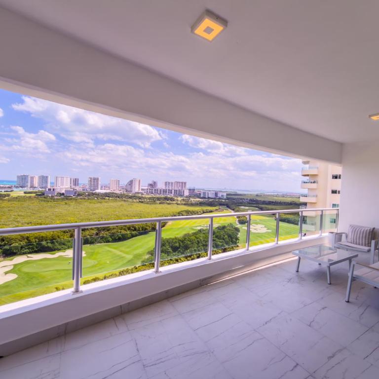 Departamento Vista al mar y Puerto Cancún - Three-Bedroom Apartment - 45