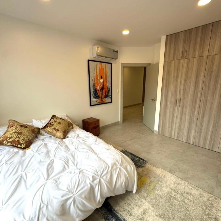 Modern Renovated Apartment overlooking Guayas River in a Prime Location - Four-Bedroom Apartment with Lake View - 5