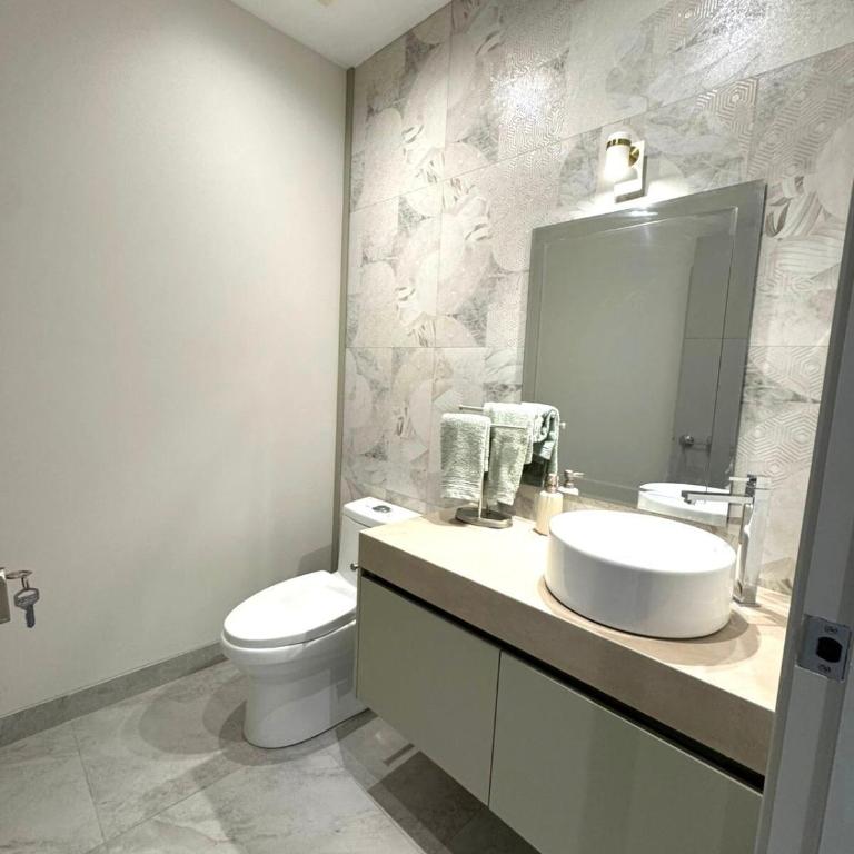 Modern Renovated Apartment overlooking Guayas River in a Prime Location - Four-Bedroom Apartment with Lake View - 9