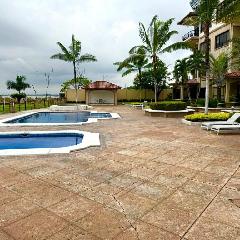 Modern Renovated Apartment overlooking Guayas River in a Prime Location - Four-Bedroom Apartment with Lake View - 14